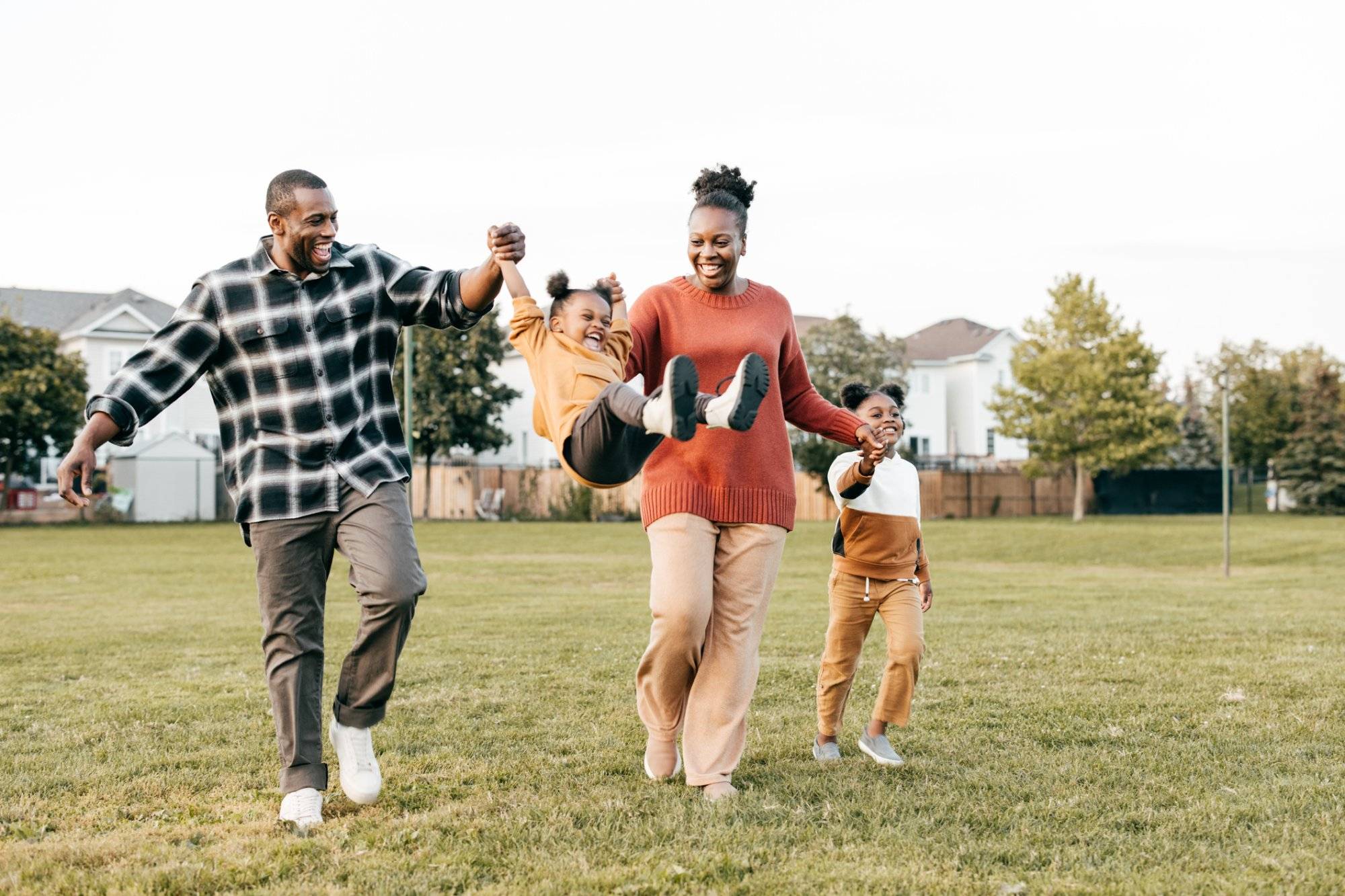 Family first : parents enjoying springtime outdoors with kids